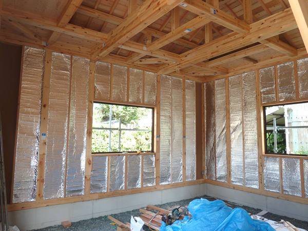 木造住宅の断熱材はどれにする？断熱性、耐水性、耐熱性を基準に素材を解説