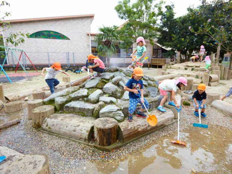 保育園の遊具と空間づくり! 子どもの安全と成長を考えた遊具・床材・壁材・洗面・トイレなどの建材選び