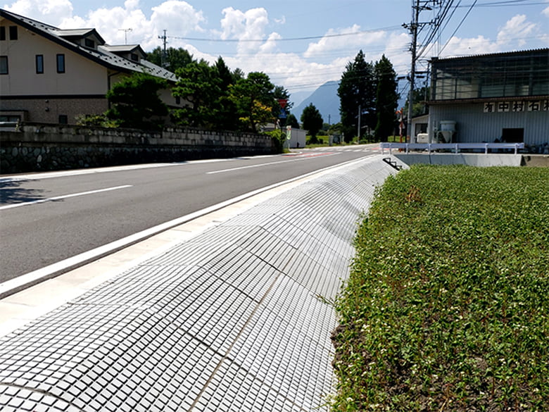 道路路肩法面用防草マット(マルチマット)