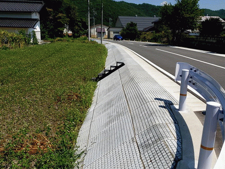 道路路肩法面用防草マット(マルチマット)