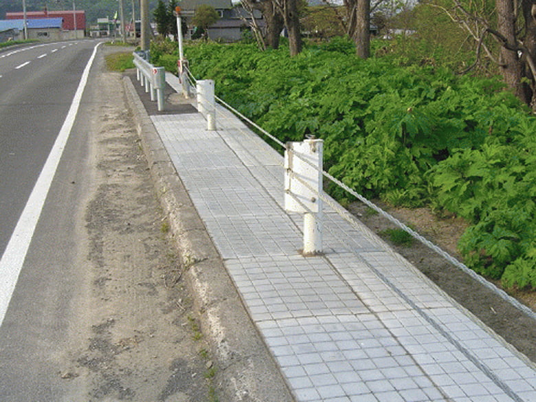 道路路肩法面用防草マット(マルチマット)