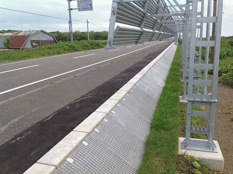 道路路肩法面用防草マット(マルチマット)