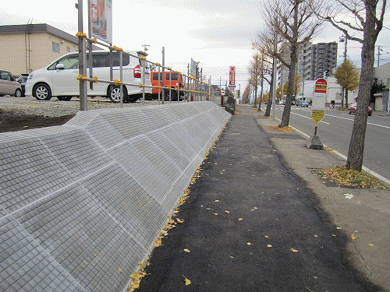 道路路肩法面用防草マット(マルチマット)